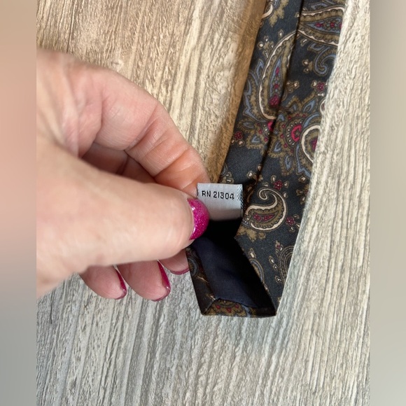 Woodward Italian 100% Silk Necktie Burgundy Blue Paisley Pattern Made in USA EUC - Picture 7 of 9